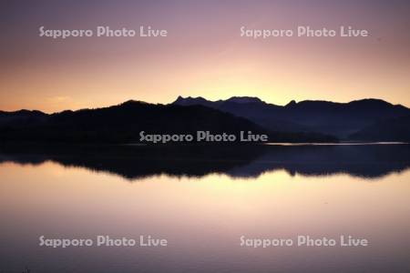シューパロ湖の朝と夕張山地