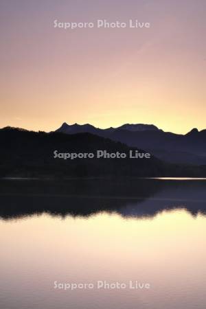 シューパロ湖の朝と夕張山地