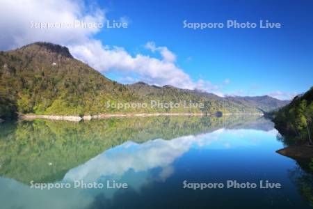 さっぽろ湖と小天狗岳（左）
