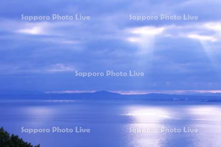 洋上風力発電と石狩湾の朝と斜光