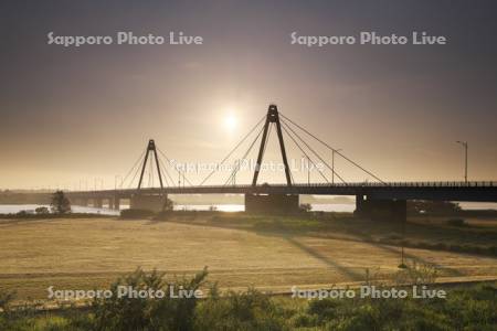 石狩河口橋の日の出と石狩川