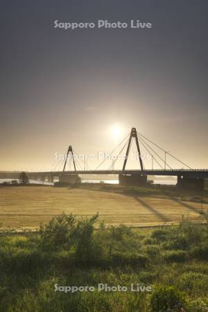 石狩河口橋の日の出と石狩川