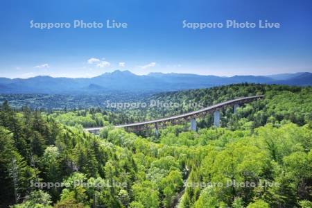 松見大橋と東大雪の山々