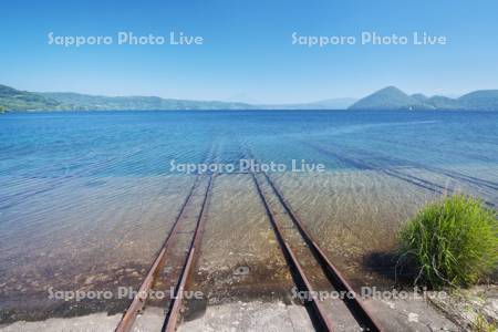 洞爺湖と湖底線路と羊蹄山（中央）