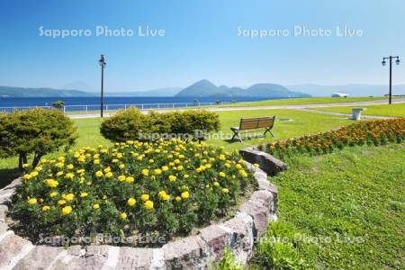 洞爺湖と羊蹄山（左）と花壇