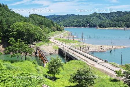 シューパロ湖と湖底の道　水位低下