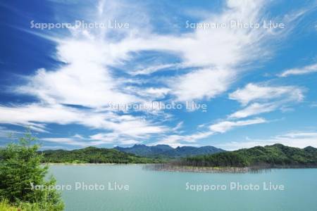 シューパロ湖と夕張山地