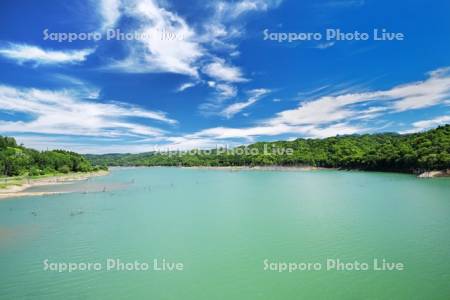 シューパロ湖と夕張山地