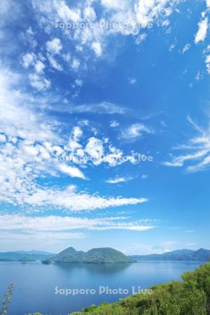 壮瞥公園と洞爺湖と中島と雲