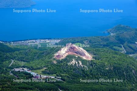 有珠山と洞爺湖と羊蹄山　空撮