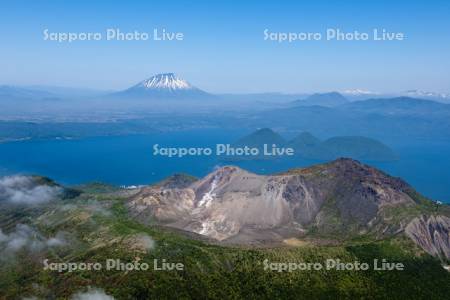 有珠山と洞爺湖　空撮