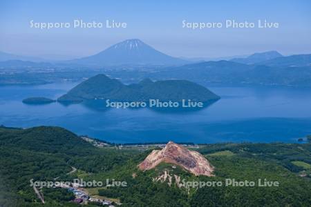 昭和新山と洞爺湖