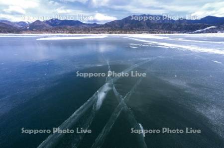 糠平湖の氷のひび割れ