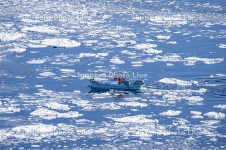 流氷と漁船