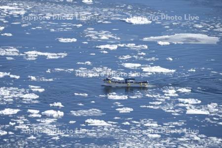 流氷と漁船