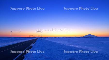 利尻富士夕景と道路