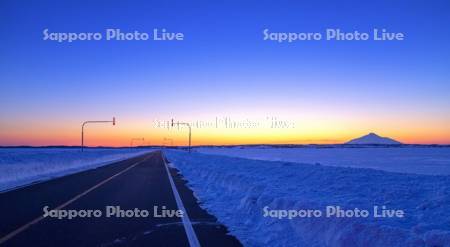 利尻富士夕景と道路