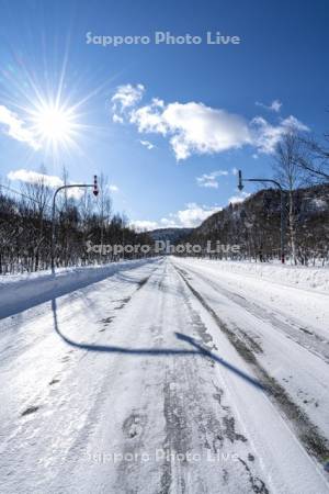 道路標識と雪道