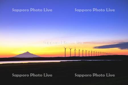 オトンルイ風力発電と利尻富士夕景