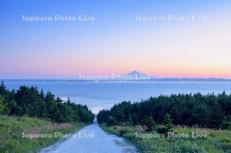 白い道　夕景