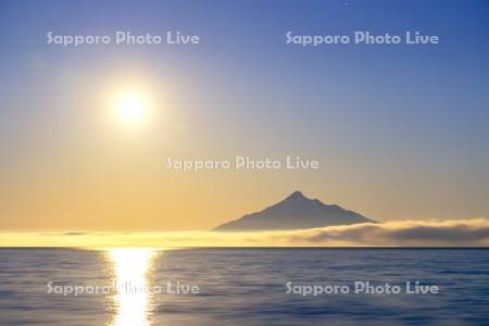 月と利尻島の夜景