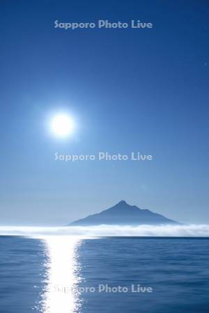 月と利尻島の夜景