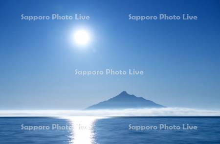 月と利尻島の夜景