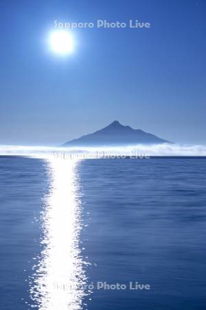 月と利尻島の夜景