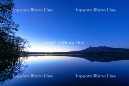 大沼と駒ヶ岳夕景