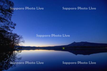 大沼と駒ヶ岳夕景