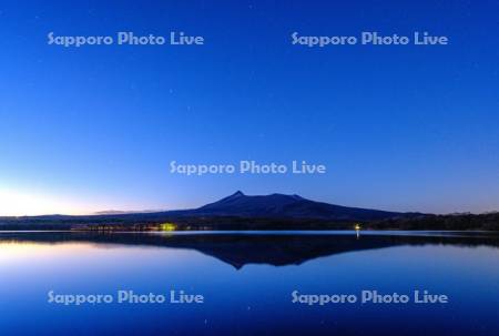 大沼の星空と駒ヶ岳