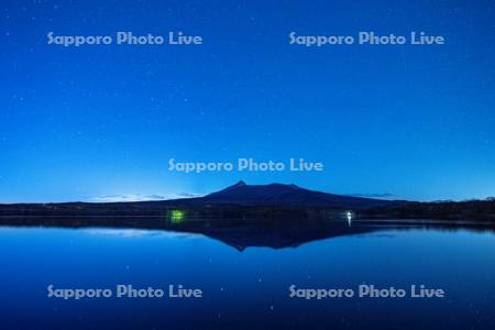 大沼の星空と駒ヶ岳