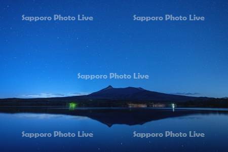 大沼の星空と駒ヶ岳