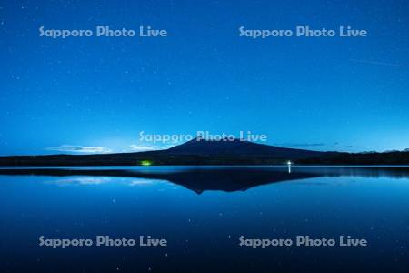 大沼の星空と駒ヶ岳