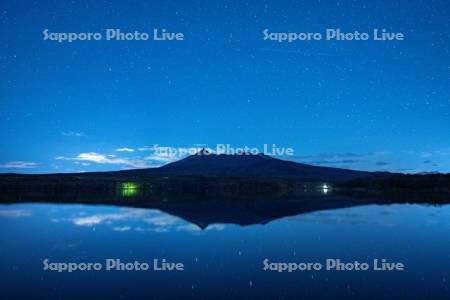 大沼の星空と駒ヶ岳