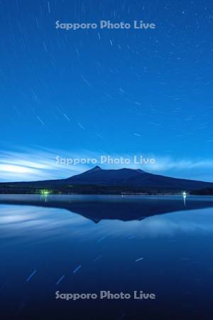 大沼の星空と駒ヶ岳