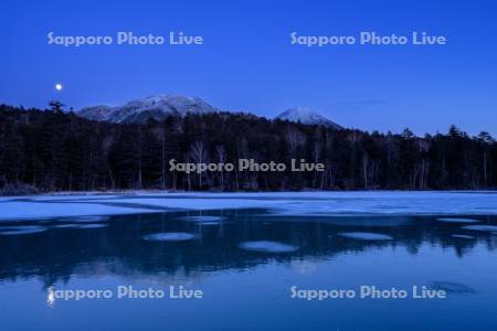 月とオンネトー冬景