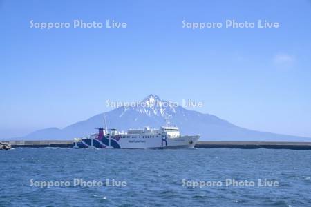 礼文フェリーターミナルと利尻島