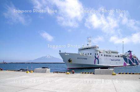 礼文フェリーターミナルと利尻島