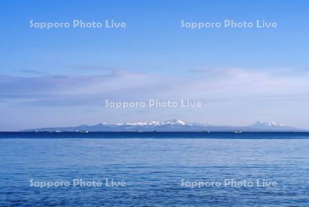 ホタテ漁船と国後島