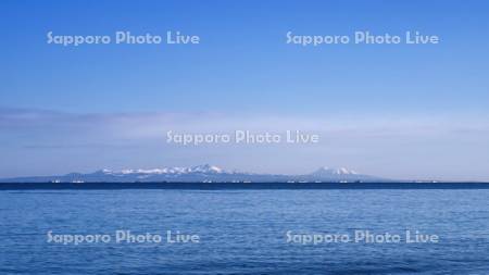 ホタテ漁船と国後島