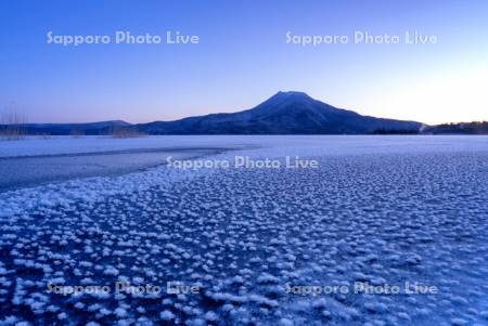 雄阿寒岳とフロストフラワー