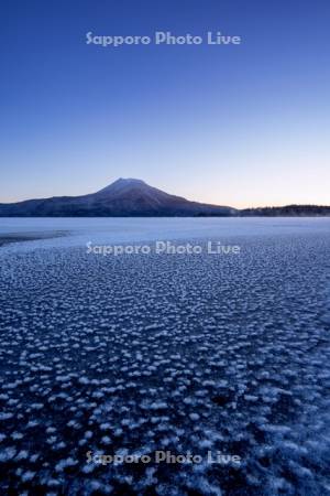 雄阿寒岳とフロストフラワー