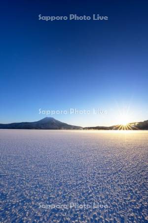 朝陽と阿寒湖のフロストフラワー