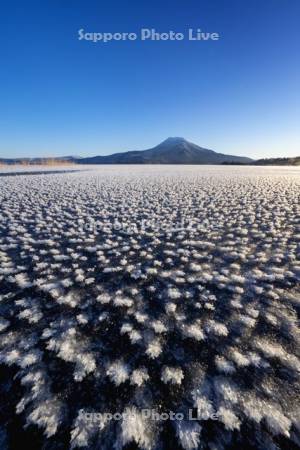 雄阿寒岳と阿寒湖のフロストフラワー