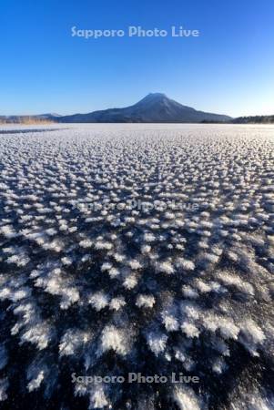 雄阿寒岳と阿寒湖のフロストフラワー