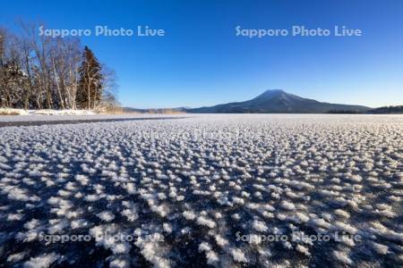 雄阿寒岳と阿寒湖のフロストフラワー