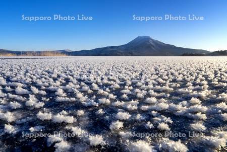 雄阿寒岳と阿寒湖のフロストフラワー