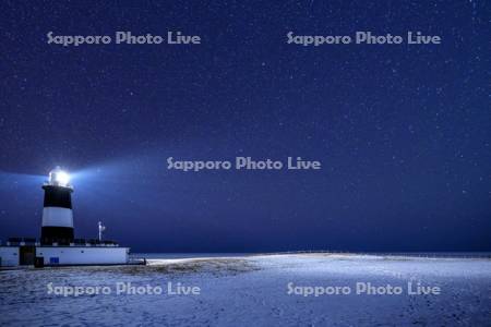 星空と能取岬灯台