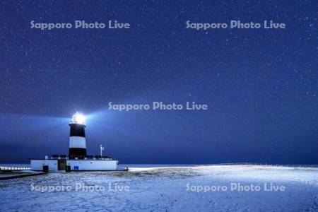 星空と能取岬灯台